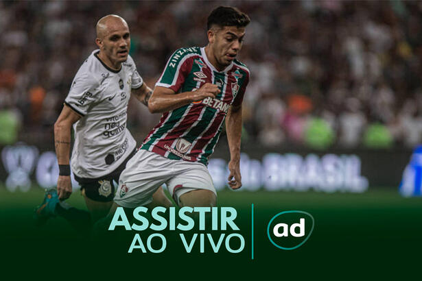 Jogadores Fabio Santos (Corinthians) e Nonato (Fluminense) disputando uma bola no campo do primeiro jogo