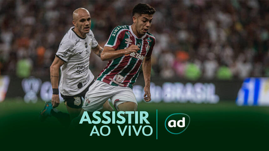 Jogadores Fabio Santos (Corinthians) e Nonato (Fluminense) disputando uma bola no campo do primeiro jogo