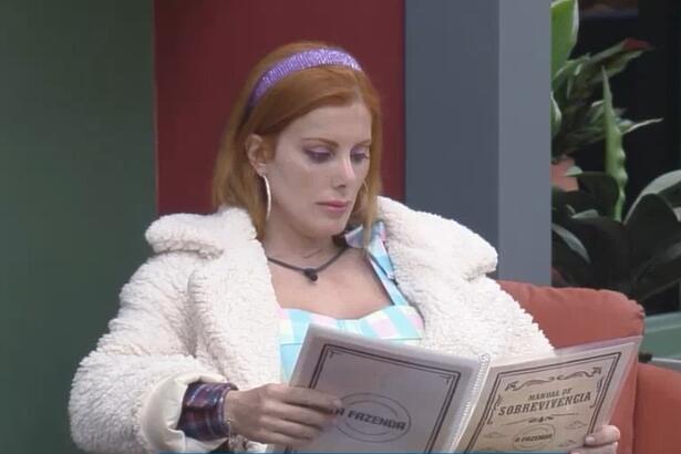 Deborah Albuquerque lendo o manual do fazendeiro após acusar Deolane de ameçar sua integridade física em A Fazenda 14