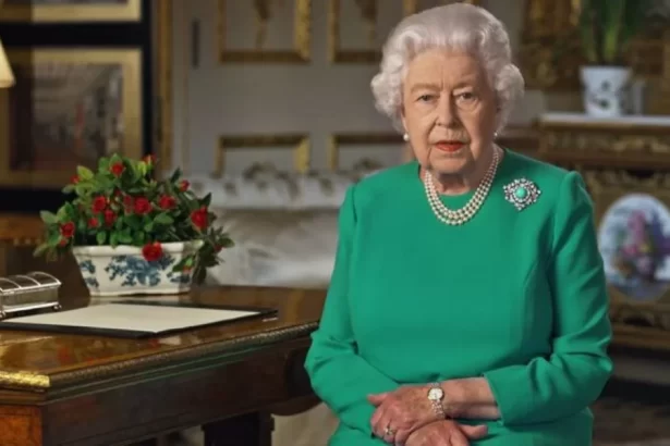 Rainha Elizabeth II em trecho de um dos comunicados oficial da família real