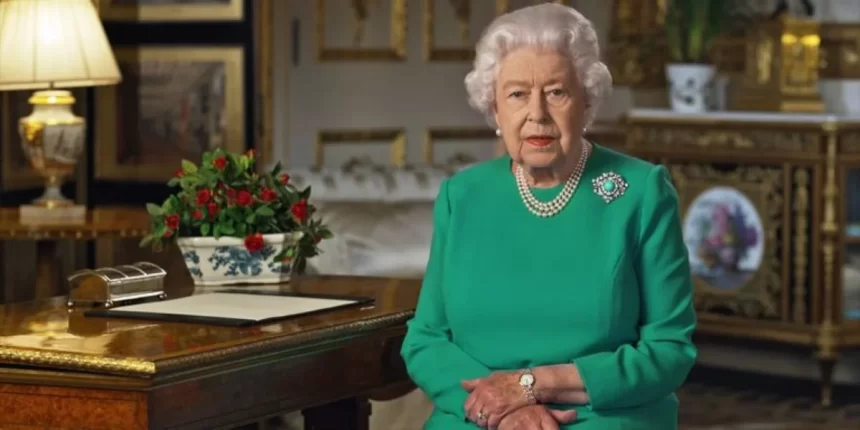 Rainha Elizabeth II em trecho de um dos comunicados oficial da família real