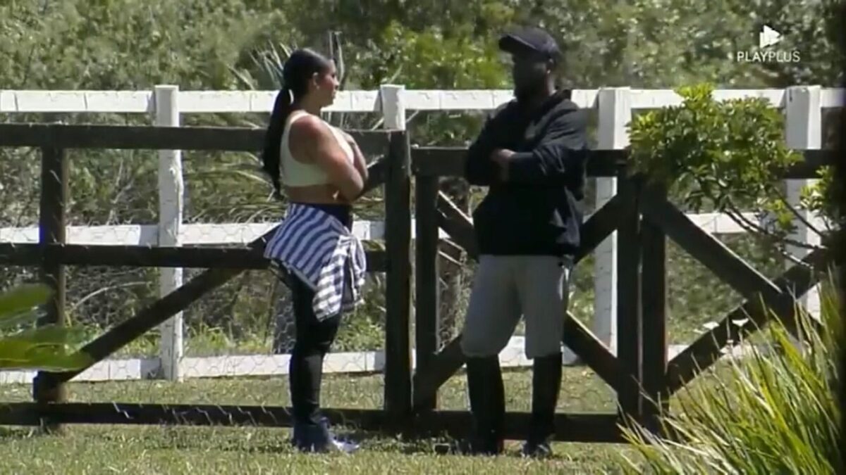 Moranguinho na área externa de A Fazenda conversando com André.