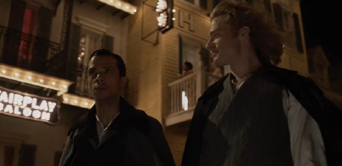 Jacob Anderson e Sam Reid em cena de Entrevista com o Vampiro