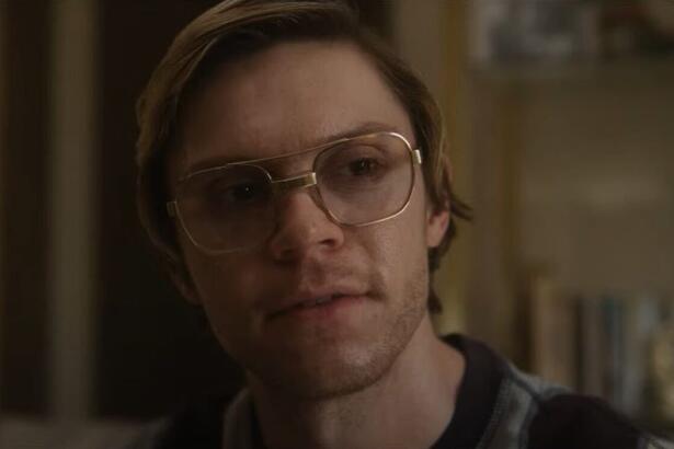 Evan Peters em cena de Dahmer: Um Canibal Americano