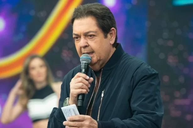 Fausto Silva com microfone nas mãos