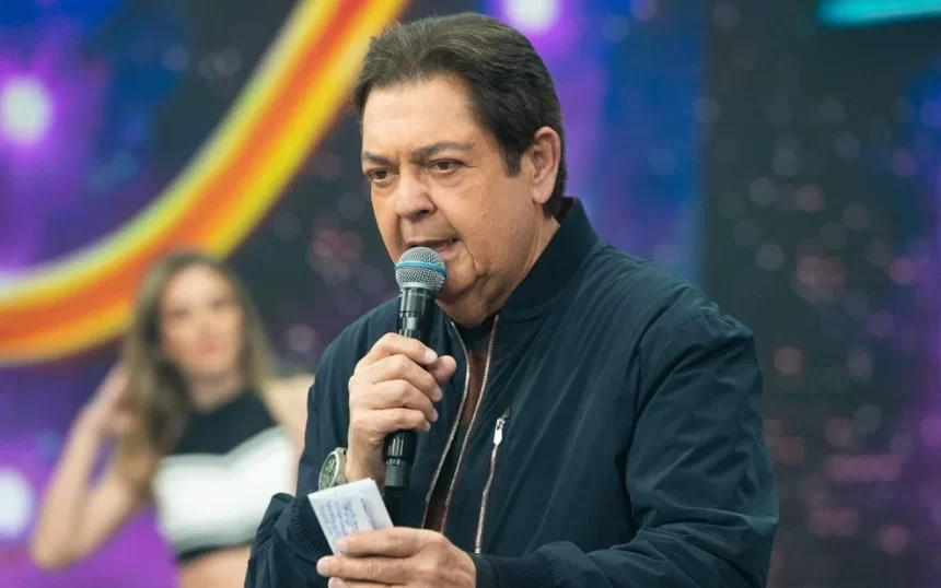 Fausto Silva com microfone nas mãos