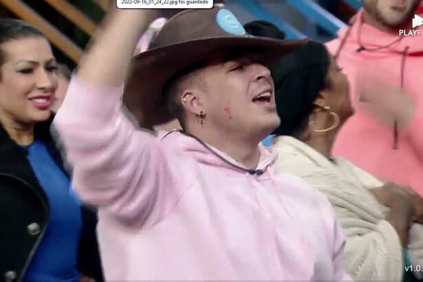 Lucas Santos levanta o braço em comemoração ao carro 0km que ganhou em A Fazenda 14