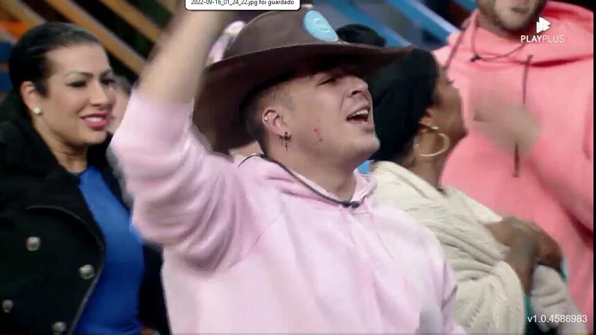 Lucas Santos levanta o braço em comemoração ao carro 0km que ganhou em A Fazenda 14