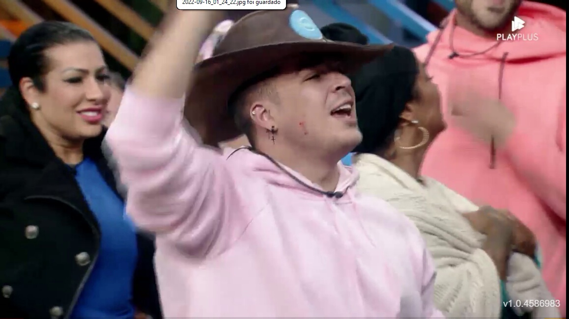 Lucas Santos levanta o braço em comemoração ao carro 0km que ganhou em A Fazenda 14