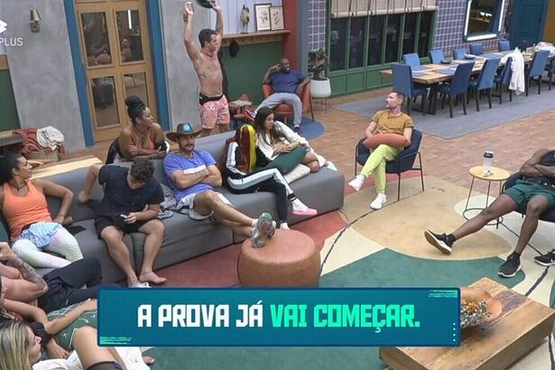 Peões na sala aguardam Adriane Galisteu para começarem a Prova de Fogo de A Fazenda 14