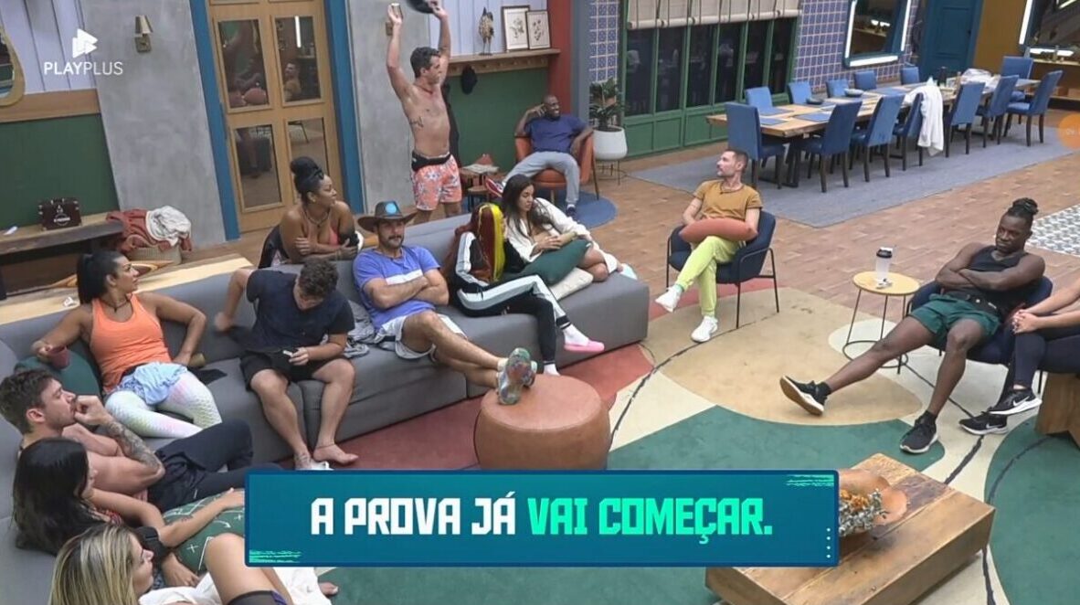 Peões na sala aguardam Adriane Galisteu para começarem a Prova de Fogo de A Fazenda 14