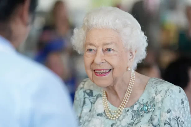 Rainha Elizabeth II sorrindo