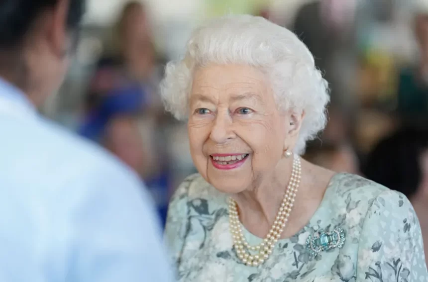 Rainha Elizabeth II sorrindo