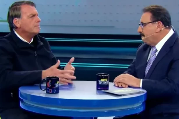 Bolsonaro e Ratinho sentados fente a frente, em trecho da sabatina