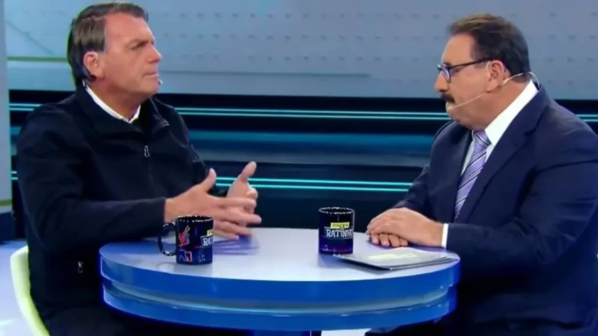 Bolsonaro e Ratinho sentados fente a frente, em trecho da sabatina