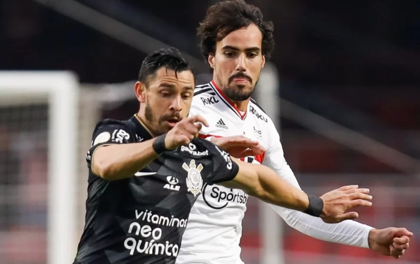 Jogadores de São Paulo e Corinthians disputando bola em jogo do Brasileirão