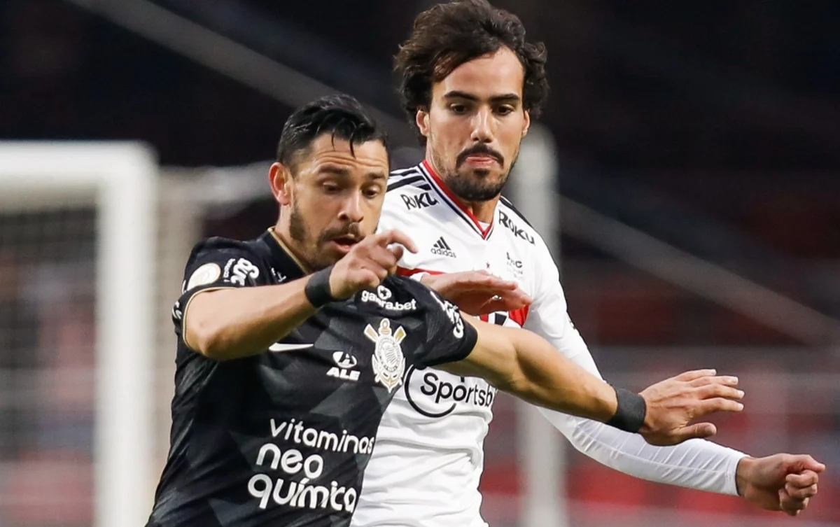 Jogadores de São Paulo e Corinthians disputando bola em jogo do Brasileirão