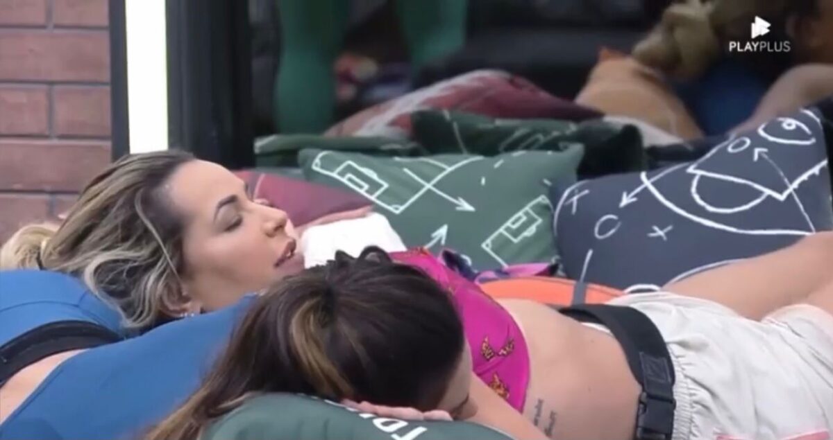 Deolane deitada na cama no quarto de A Fazenda 14, ao lado de Pétala.