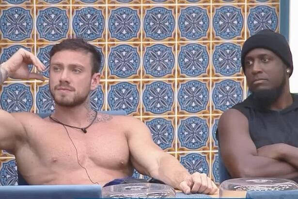 Vini Buttel e André Marinho escutam o comunicado de A Fazenda 14
