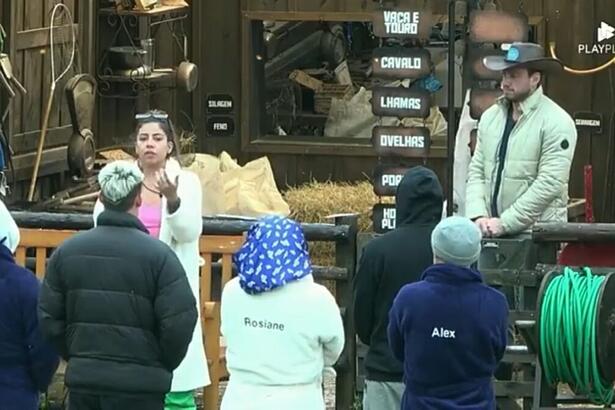 Ingrid de frente para os peões se desculpando por ter jogado cocô no quarto.