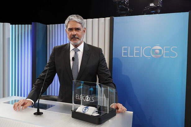 William Bonner no cenário do Debate na Globo