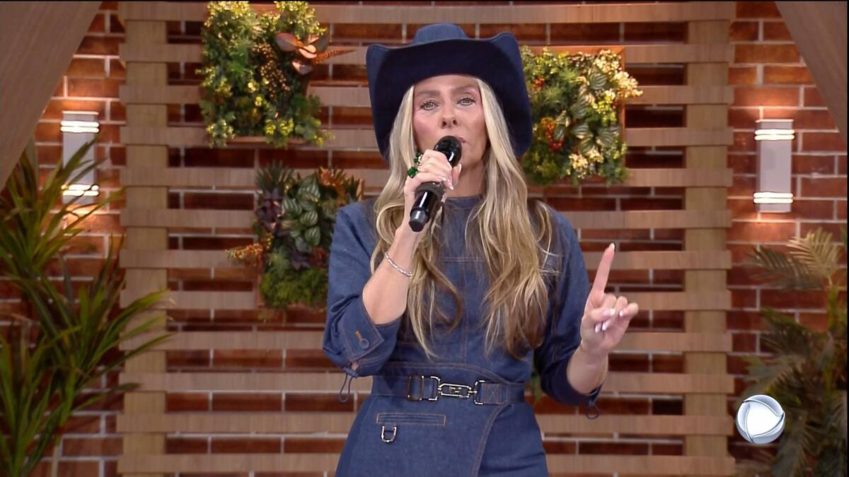 Adriane Galisteu de chapéu na cabeça na varanda de A Fazenda 14