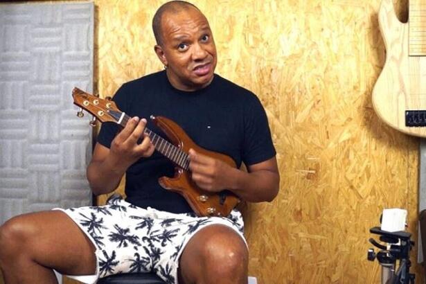 Anderson Leonardo tocando um cavaquinho