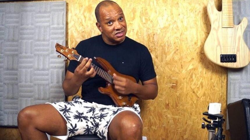 Anderson Leonardo tocando um cavaquinho