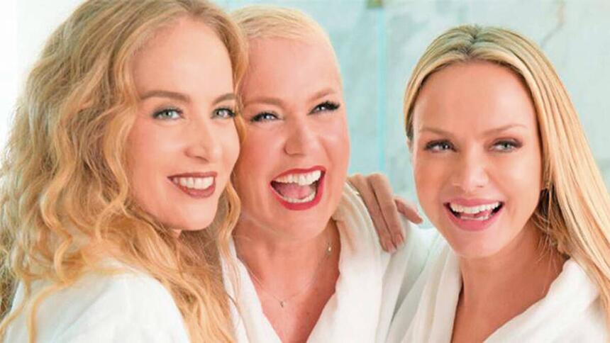 Angélica, Xuxa e Eliana sorrindo durante gravação de propaganda