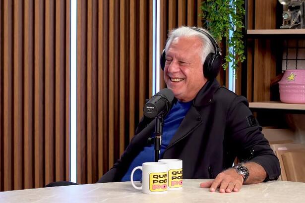 Antonio Fagundes sorrindo durante entrevista ao Quem Pode Pod