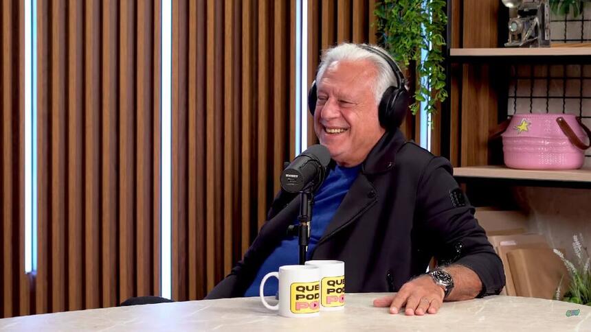 Antonio Fagundes sorrindo durante entrevista ao Quem Pode Pod