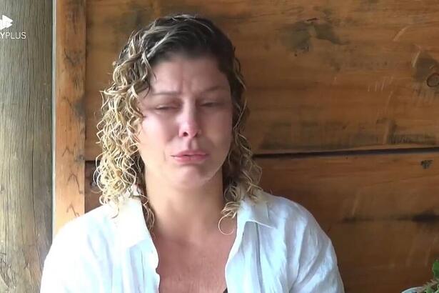 Bárbara chorando na casinha da árvore