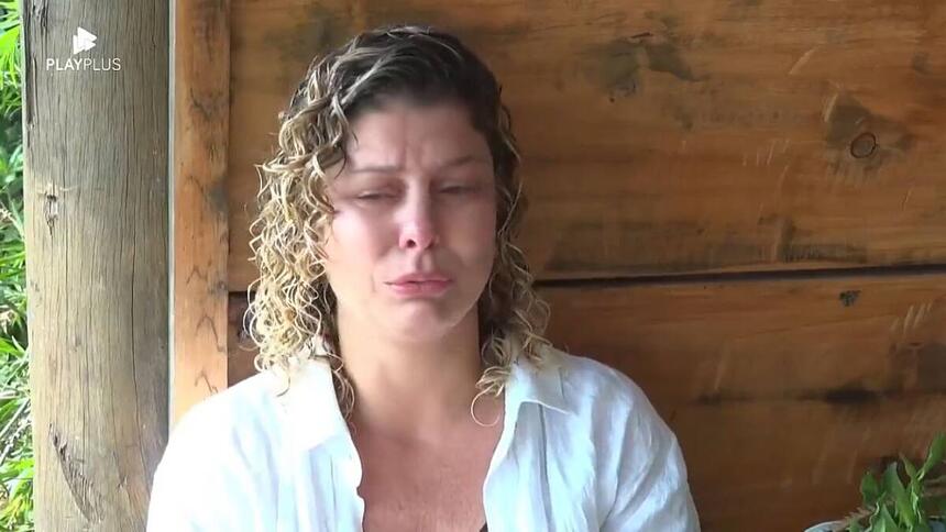 Bárbara chorando na casinha da árvore