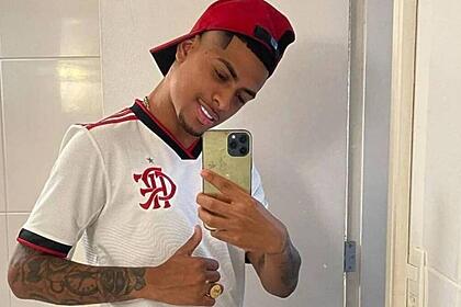 Biel do Furduncinho com a camisa do Flamengo e tirando um selfie em frente a um espelho