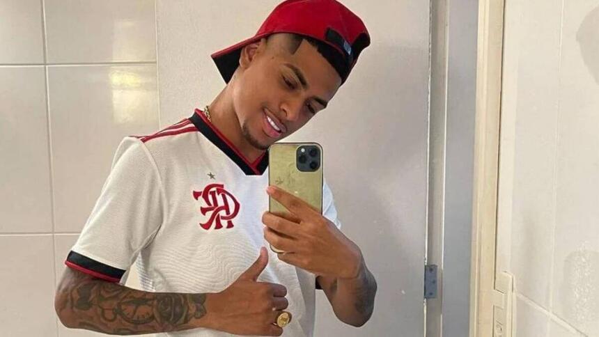 Biel do Furduncinho com a camisa do Flamengo e tirando um selfie em frente a um espelho