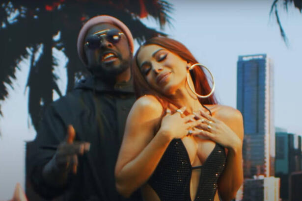 Will.i.am e Anitta abraçados