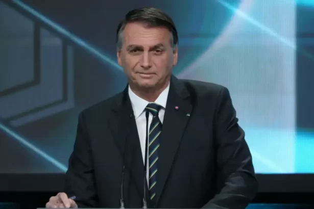 Bolsonaro encostado em púpito durante debate no SBT