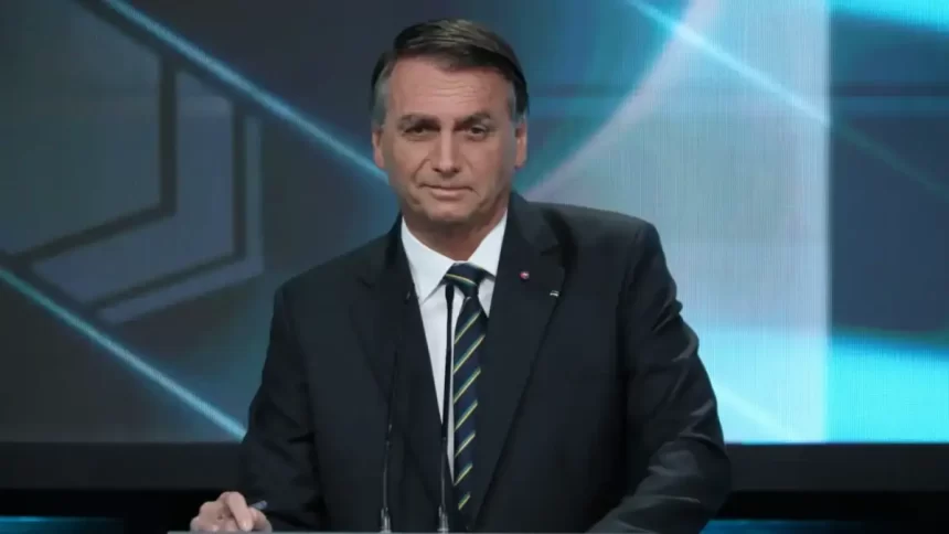 Bolsonaro encostado em púpito durante debate no SBT