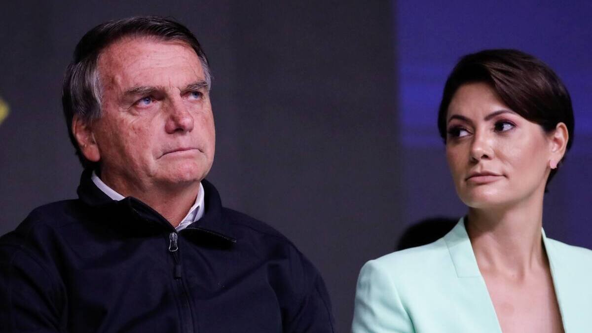 Bolsonaro ao lado de Michelle Bolsonaro no Instagram