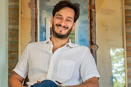 Bruno Luperi de camisa branca sorrindo