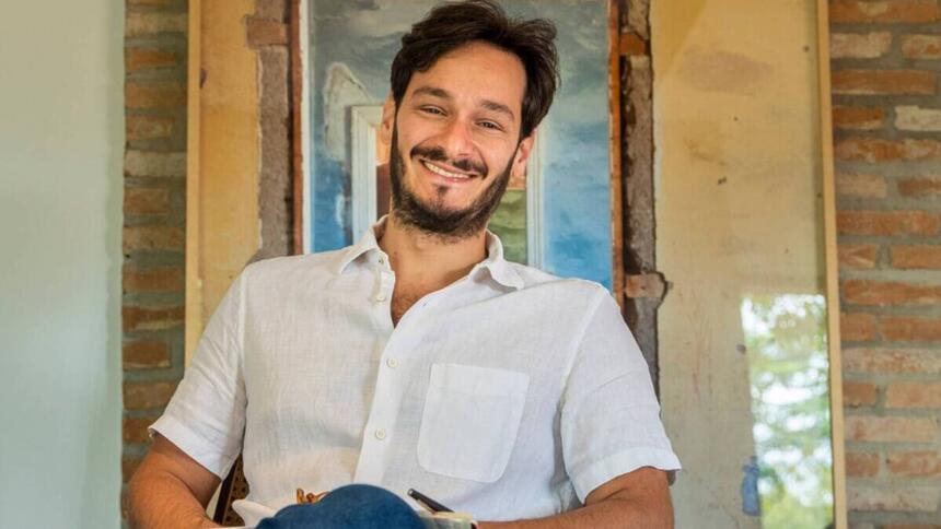 Bruno Luperi de camisa branca sorrindo