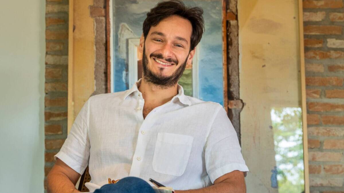Bruno Luperi de camisa branca sorrindo