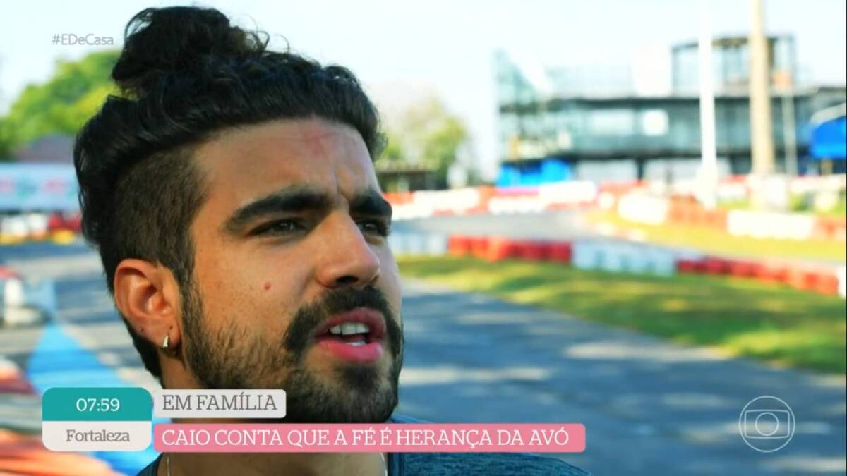Caio Castro no Kartódromo de São Paulo durante entrevista par ao É de Casa, da TV Globo
