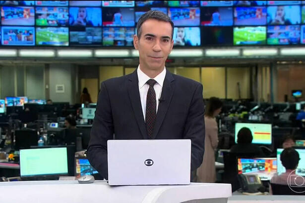 Cesar Tralli em frente ao púlpito de bancada no Jornal Hoje