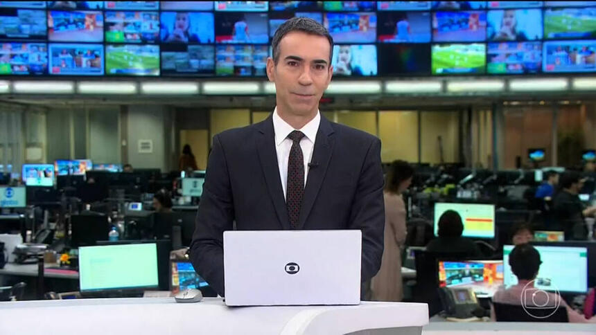 Cesar Tralli em frente ao púlpito de bancada no Jornal Hoje