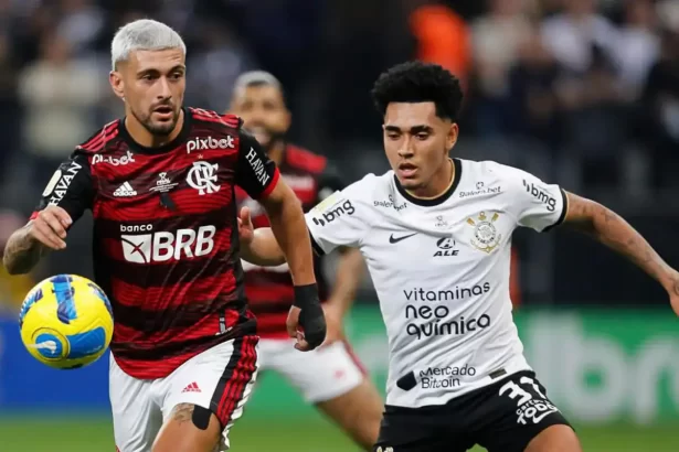 Jogadores de Flamengo e Corinthians disputam bola pela partida de ida da final da Copa do Brasil