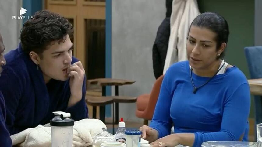 Lucas e Moranguinho na mesa da cozinha de A Fazenda 14.