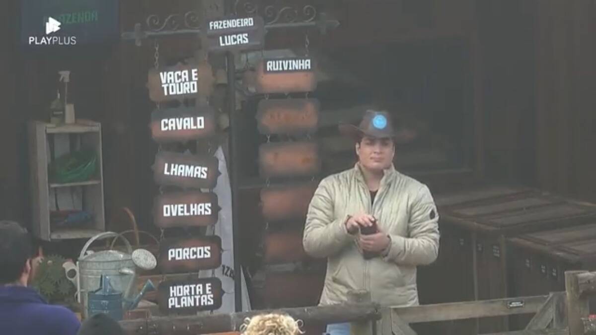 Lucas delegando as funções na área externa de A Fazenda