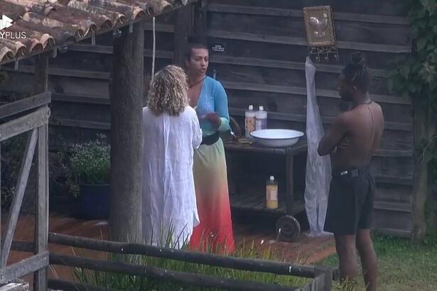 Ellen em pé de frente para Bárbara que está de costas na imagem.