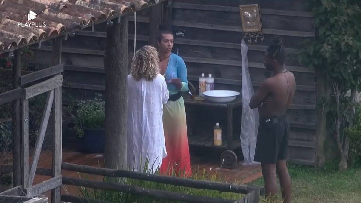 Ellen em pé de frente para Bárbara que está de costas na imagem.